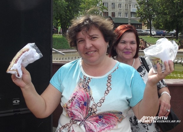 Этой женщине кружка досталась по всем правилам
