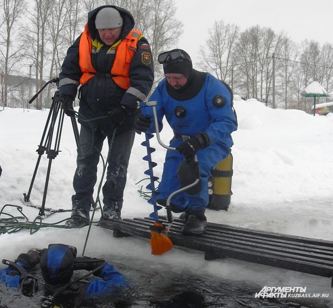 После спасения Гоши водолазу пришлось вернуться в ледяную воду за его имуществом – рыбацким буром