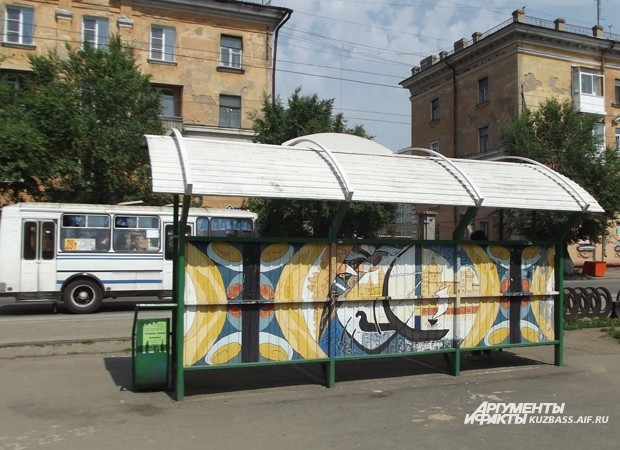 Кажется на трамвайную остановку «Кировский универмаг» вот-вот приплывет гондола и отправится в Венецию
