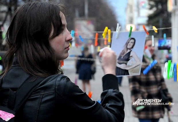 У крыльца музея «сушили» фотографии