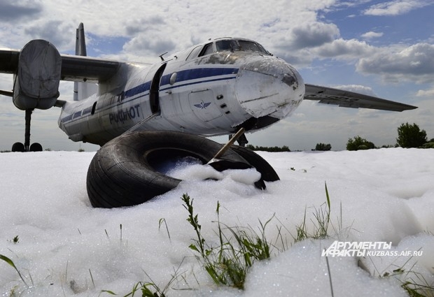 Старенький АН-26 так и останется стоять возле взлётной полосы до следующих учений