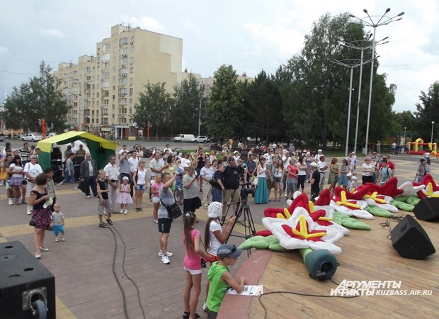 Для жаркого воскресного дня слушателей собралось много