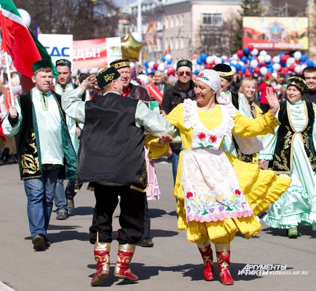 Люди пели и танцевали