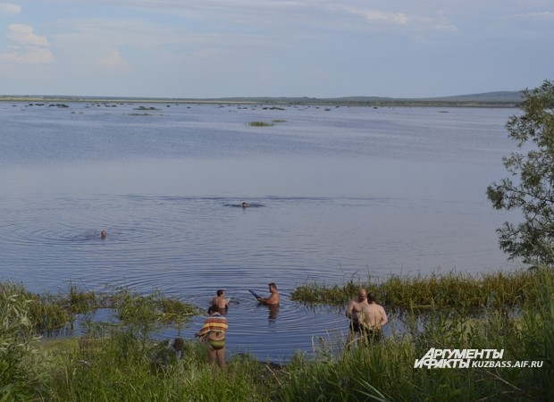Гости феста не удержались от соблазна искупаться в озере