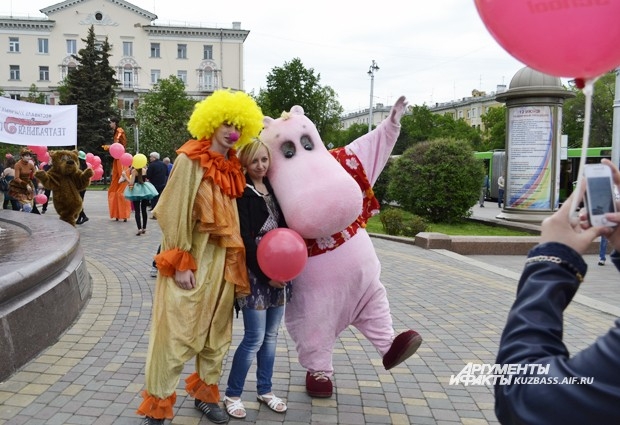 Клоун и бегемот охотно фотографировались с горожанами