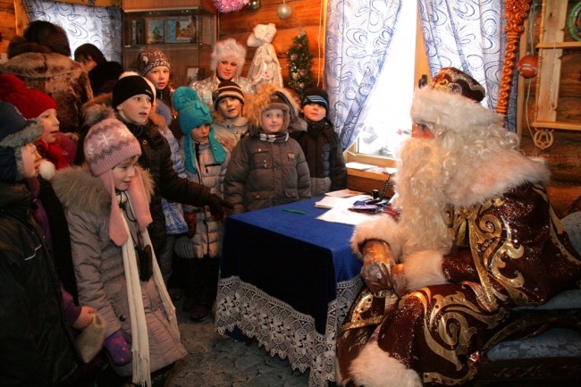 А для детей новый год - это прежде всего чудеса и подарки. О своих самых сокровенных желаниях ребятня рассказала доброму Дедушке Морозу