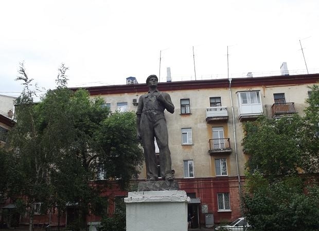 Памятник рабочему во дворе дома 41 по улице Арочной