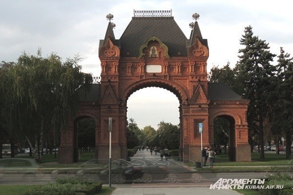Царские ворота у памятника Святой Екатерине. Фото: Алина Менькова