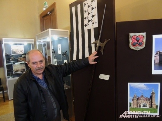 Коллекционер Сергей Папиашвили у герба Британии