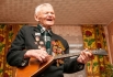 92-летний ветеран Петр Заболоцкий схватил балалайку и заиграл.