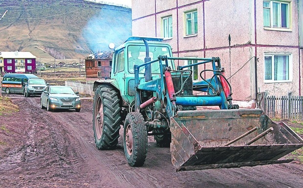 В Учуме нас встречали на тракторе.