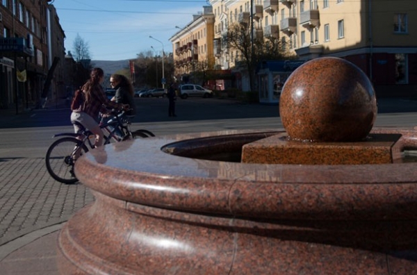 Фонтан-шар в сквере Дзержинского