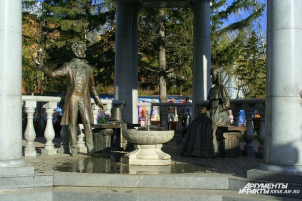 Фонтан в сквере возле памятника Пушкину и Гончаровой