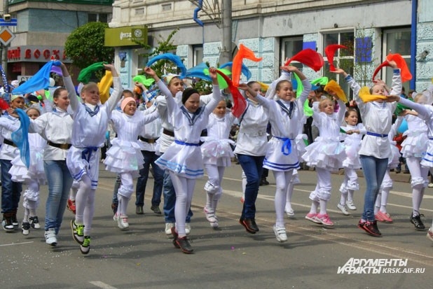 В праздничном шествии принимали участие танцоры