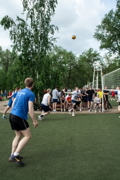 В состязании по волейболу участвовало около 57 команд