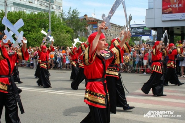 Парад - одно из массовых мероприятий, которое объединяет город
