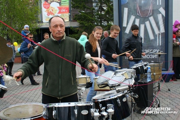 Барабанщики задавали ритм праздника