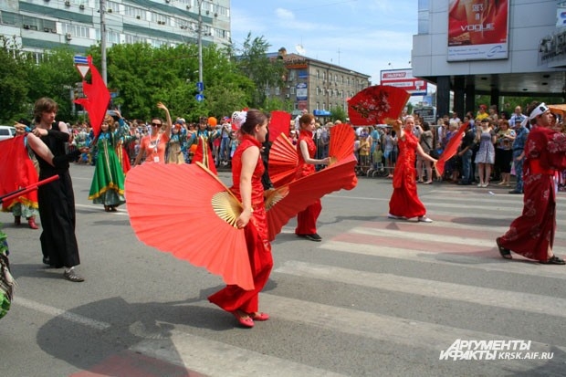 Танец с веером - потрясающее зрелище