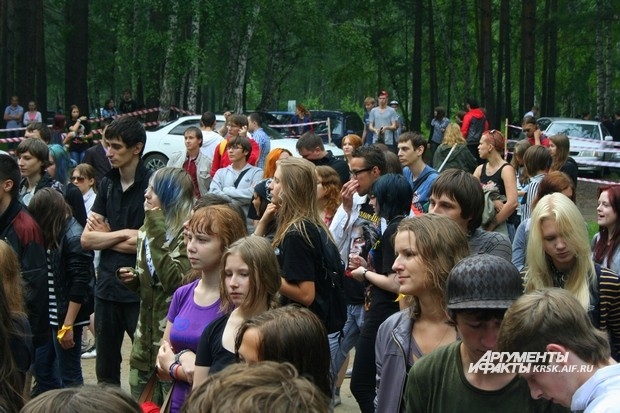 Даже ненастная погода не помешала меломанам прийти на живое выступление красноярских групп.