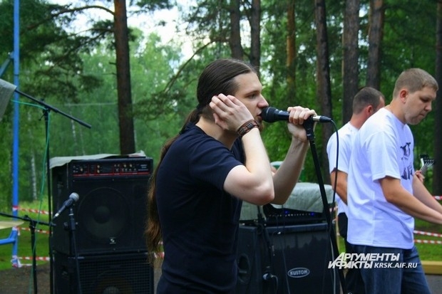 Выступление группы «Rock Base» ознаменовалось патриотическими мотивами, особенно в песне «Сибирь»