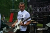 Гитарист группы «Rock Base» на сцене.
