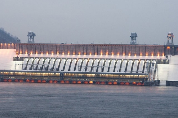 В честь праздничного события на Красноярской ГЭС включили иллюминацию. 