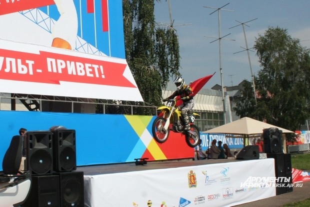 Над главной сценой в честь праздника пролетали мотоспортсмены,демонстрируя свой профессионализм