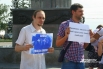 Организатор пикета Андрей Сковородников саркастически обвинял во всех происшествиях дождь