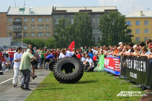 Такое колесо, которое переворачивали участницы соревнований по силовому экстриму весит 180 килограмм