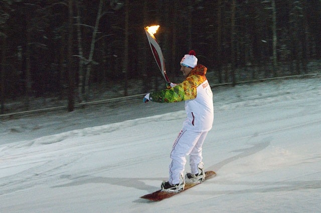 Олимпийский огонь в руках сноубордиста. В Бобровом логу. 