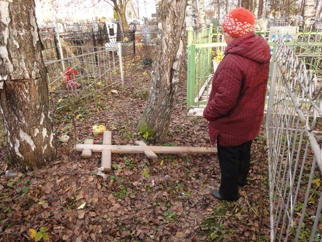 Вандалы разгромили городское кладбище