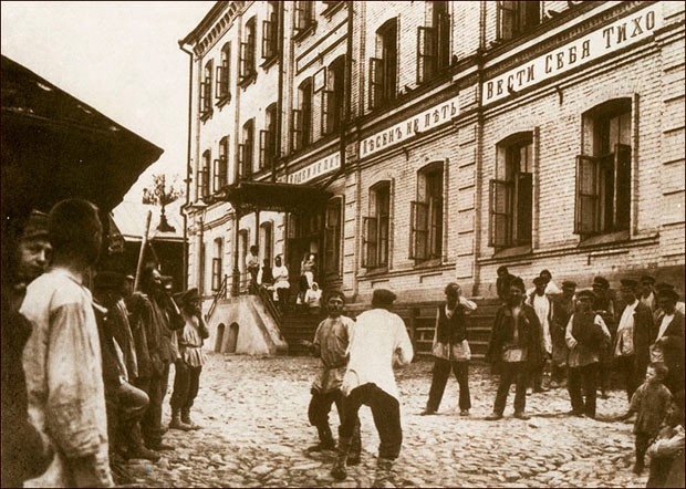 У Бугровской ночлежки