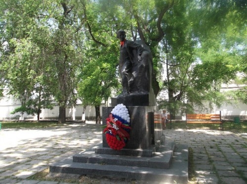 Памятник пионерам в Феодосии