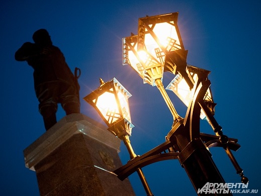 В ночь с 22 на 23 июня в парке Городское начало открыли памятник Александру III. Событие было приурочено к Дню города.