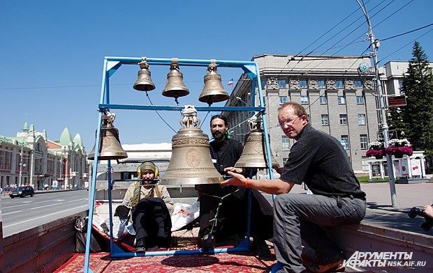 В этот день на Красном проспекте раздавался праздничный колокольный звон 
