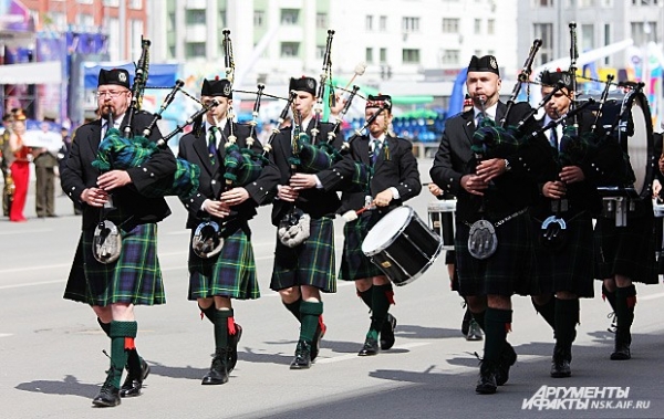 Маршировали не только классические трубачи и тромбонисты, но и представители Шотландии с волынками наперевес.