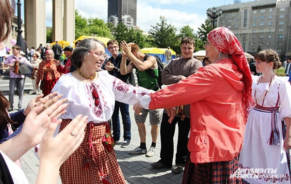 В День города на нескольких площадках развернулись праздничные программы, посвященные 120-летнему юбилею Новосибирска. 