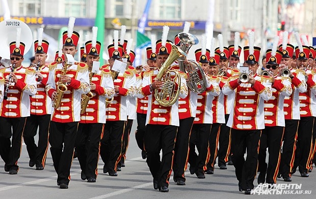 Утром в центре Новосибирска раздались звуки труб и волынок: стройным шагам мимо жителей маршировал парад оркестров.
