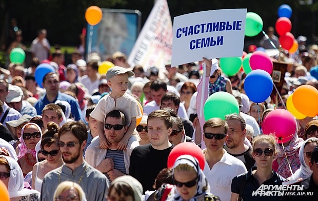 «Мы с друзьями надули тысячу шариков, — сказала Екатерина ДУБРОВСКАЯ, один из организаторов праздника, — и раздавали их всем участникам. Шариков хватило далеко не на всех!»