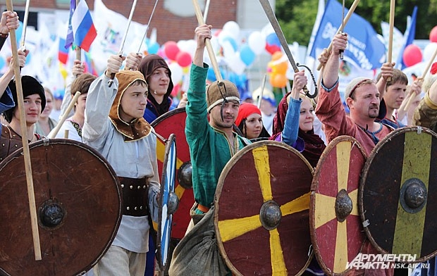 Отличился Дзержинский район, представители которого нарядились в костюмы викингов