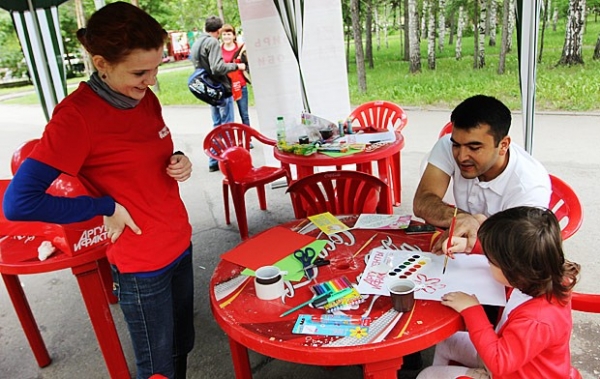 Редакция АиФ-Новосибирск тоже поздравила новосибирцев с юбилеем города. Детки рисовали красками то, как должна выглядеть наша газета