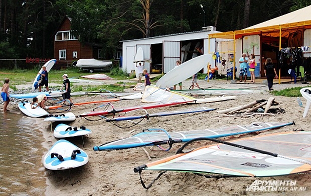 Виндсёрфинг (от англ. wind (ветер) и «сёрфинг») — вид парусного спорта и водного развлечения