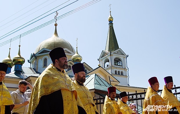 Священнослужители несли большую икону святых Петра и Февронии, покровителей всех православных семей. 