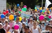 Организаторы праздника раздавали всем желающим воздушные шары 