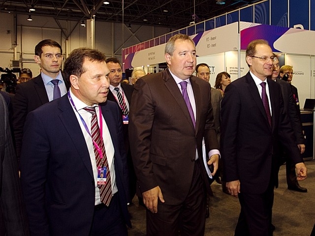 Дмитрий Рогозин и Василий Юрченко осматривают выставку «Технопром-2013». Вице-премьер задержался у стенда с продукцией наукограда «Кольцово».
