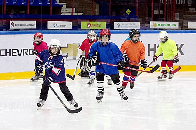 Юные хоккеисты на льду