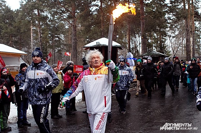 Кому же и начинать эстафету Олимпийского огня в Новосибирском зоопарке, как ни его директору Ростиславу Шило?
