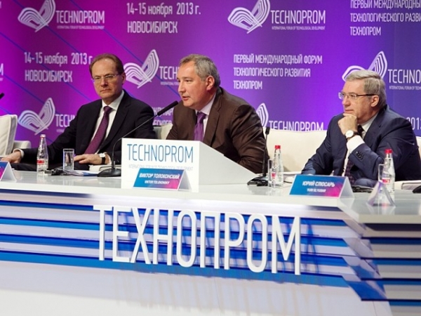 Вице-премьер Дмитрий Рогозин: «Мы сильно отстали от США и Европы в техническом плане, но пока их ученые преодолевают технологический тупик, мы можем наверстать отставание. Более того, в области нанотехнологий мы можем вырваться вперед».