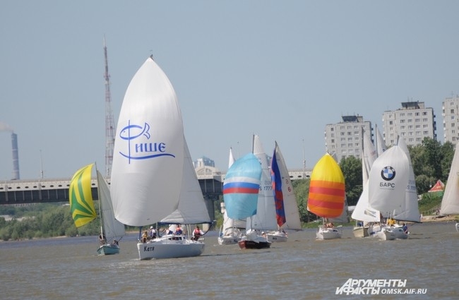 Всего в омских гонках приняли участие 16 взрослых яхт и 25 детских