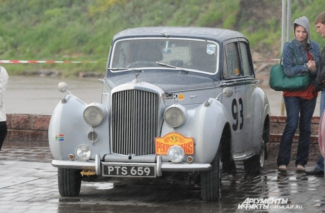 Омичи устраивали фотосессии на фоне старинных авто